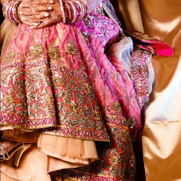 Stunning Lehenga, Jewelry & Accessories - Picture 3 of 15